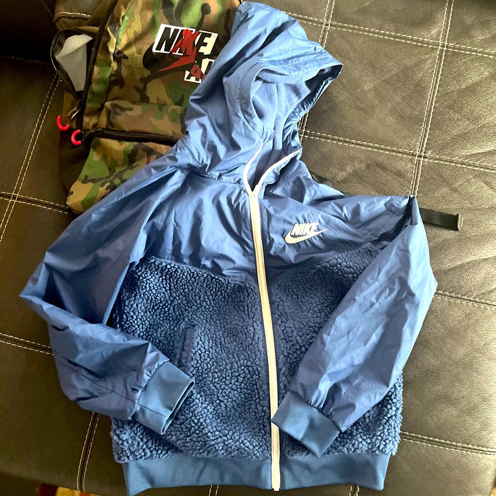 ** Like NEW Nike Sportswear Windrunner Sherpa Jacket Boys Large (weatherproof)